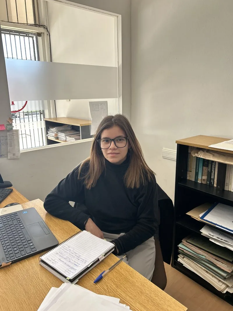 Dra. Ayelén Barzala, en el estudio